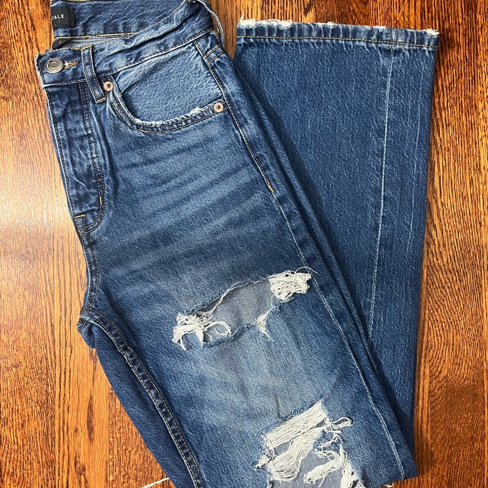90’s Baggy distressed jeans. High rise jeans.